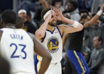 Curry y los Warriors aplastaron a los Nuggets