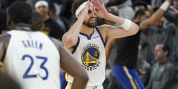 Curry y los Warriors aplastaron a los Nuggets