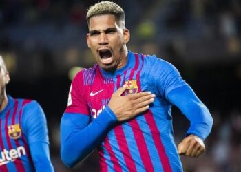 El Barça renueva al uruguayo Araujo hasta junio de 2026