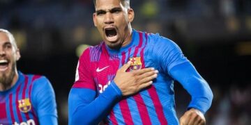 El Barça renueva al uruguayo Araujo hasta junio de 2026