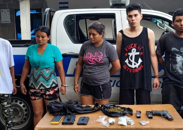 Decomisan droga, armas y celulares a pandilleros capturados en Sacacoyo