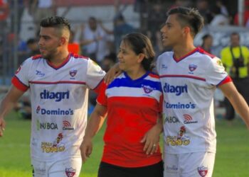 Madre de jugadores de Firpo sacó adelante a sus hijos vendiendo frutas en los semáforos
