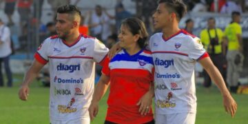 Madre de jugadores de Firpo sacó adelante a sus hijos vendiendo frutas en los semáforos