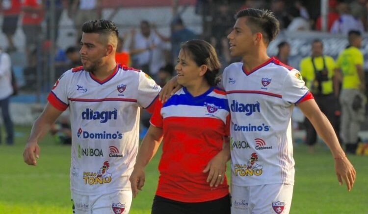 Madre de jugadores de Firpo sacó adelante a sus hijos vendiendo frutas en los semáforos