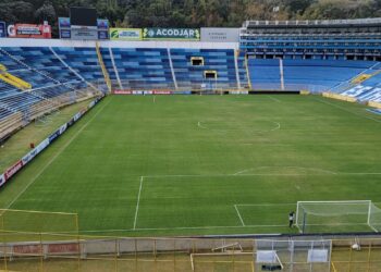 Piezas de metal encontradas en el terreno del estadio Cuscatlán