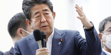 El exprimer ministro japonés muere tras atentado en mitin