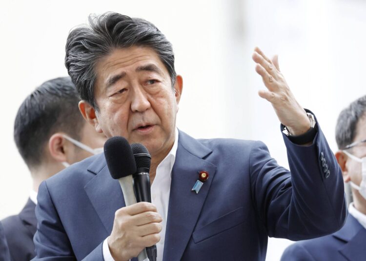 El exprimer ministro japonés muere tras atentado en mitin