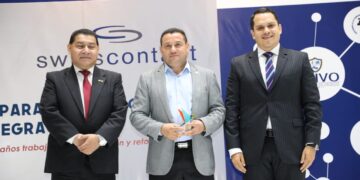 Swisscontact galardona al Ministro Rolando Castro por su trabajo incansable en beneficio de la clase trabajadora