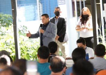 Cientos de aspirantes acudieron a la convocatoria laboral en Canadá impulsada por el Ministro Rolando Castro