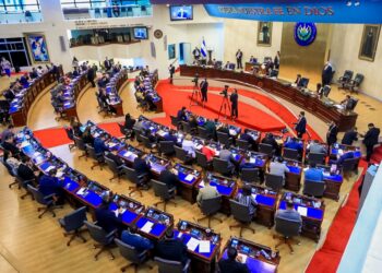 Gana, PCN y opositores critican gestión de Apolonio Tobar en PDDH