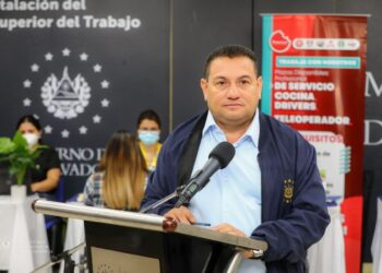 Rolando Castro realiza la primera convocatoria laboral para madres solteras en la historia de El Salvador