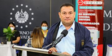 Rolando Castro realiza la primera convocatoria laboral para madres solteras en la historia de El Salvador