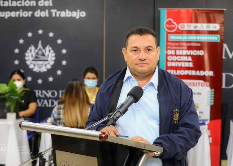 Rolando Castro realiza la primera convocatoria laboral para madres solteras en la historia de El Salvador