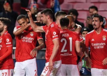 Benfica se acerca a la fase de grupos de la Champions tras golear al Midtyilland danés