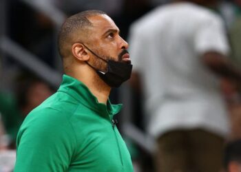 Boston Celtics suspende a su entrenador para toda la temporada