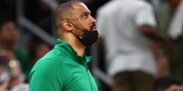 Boston Celtics suspende a su entrenador para toda la temporada