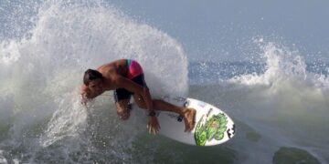 Surfista Bryan Pérez con buen paso en los ISA World Surfing Games