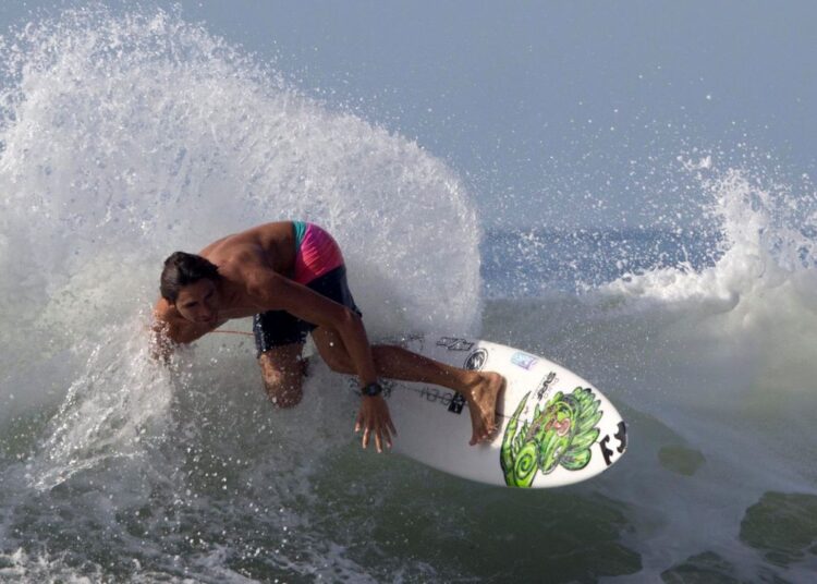 Surfista Bryan Pérez con buen paso en los ISA World Surfing Games