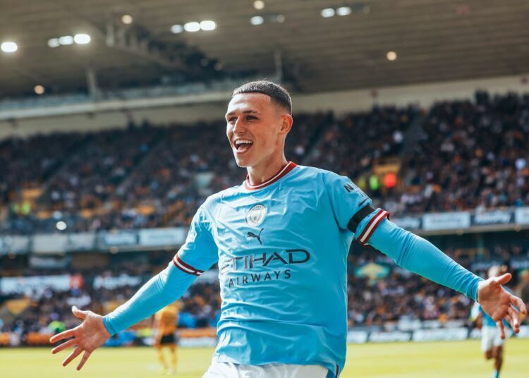Manchester City golea para tomar el liderato de la Premier League