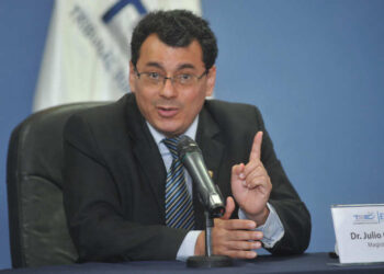 Magistrado del TSE teme ser destituido o encarcelado