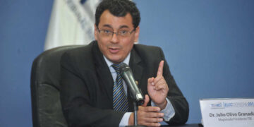 Magistrado del TSE teme ser destituido o encarcelado