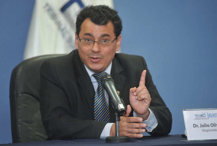 Magistrado del TSE teme ser destituido o encarcelado