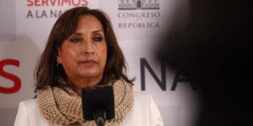 Presidenta de Perú descarta renunciar y «exige» al Congreso adelanto de elecciones