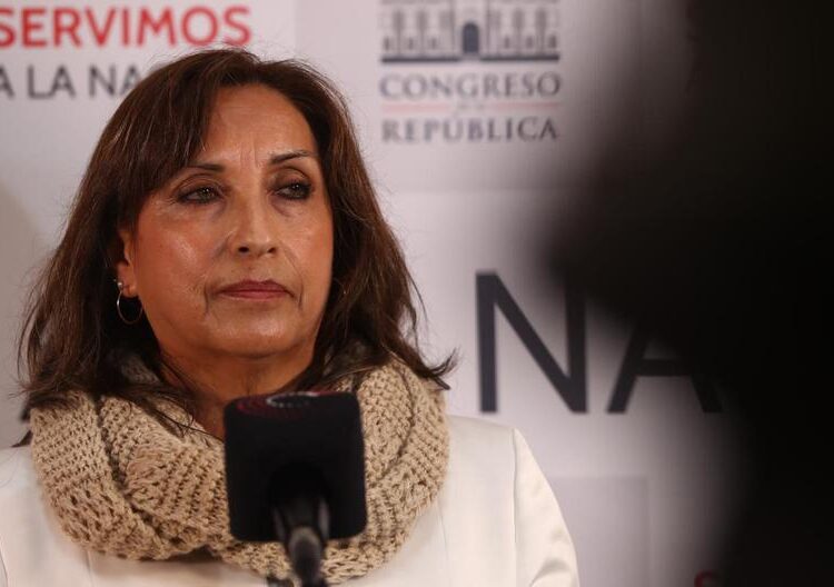 Presidenta de Perú descarta renunciar y «exige» al Congreso adelanto de elecciones