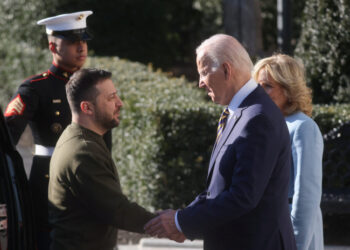 Zelenski visita EEUU y obtiene más ayuda militar para Ucrania
