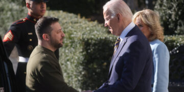 Zelenski visita EEUU y obtiene más ayuda militar para Ucrania