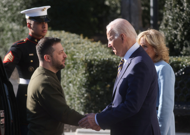 Zelenski visita EEUU y obtiene más ayuda militar para Ucrania