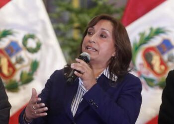 Fiscalía investiga a presidenta de Perú por genocidio tras 40 muertos en protestas