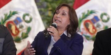Fiscalía investiga a presidenta de Perú por genocidio tras 40 muertos en protestas
