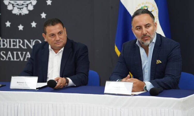 Más de 100 mil trabajadores se han visto afectados porque patronos se quedan con las retenciones; denuncia ministro Castro