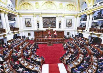 Congreso de Perú reinicia sesión para debatir el adelanto de elecciones