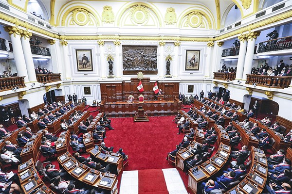 Congreso de Perú reinicia sesión para debatir el adelanto de elecciones