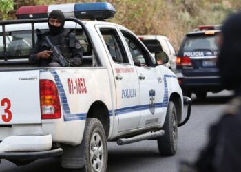 Abandonan a niña recién nacida en un predio baldío en Apopa