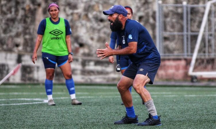 Técnico de Selecta femenina: “Me llaman todos los días representantes por jugadoras salvadoreñas”