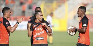 Afición de Águila coloca pancarta en el Barraza y advierte a directivos: “Renueven a Mayén”
