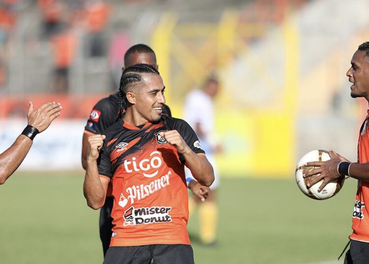 Afición de Águila coloca pancarta en el Barraza y advierte a directivos: “Renueven a Mayén”