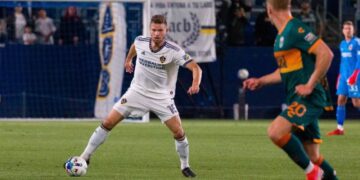 Eriq Zavaleta fue titular con el Galaxy, pero sufrió un baile de jugador rival