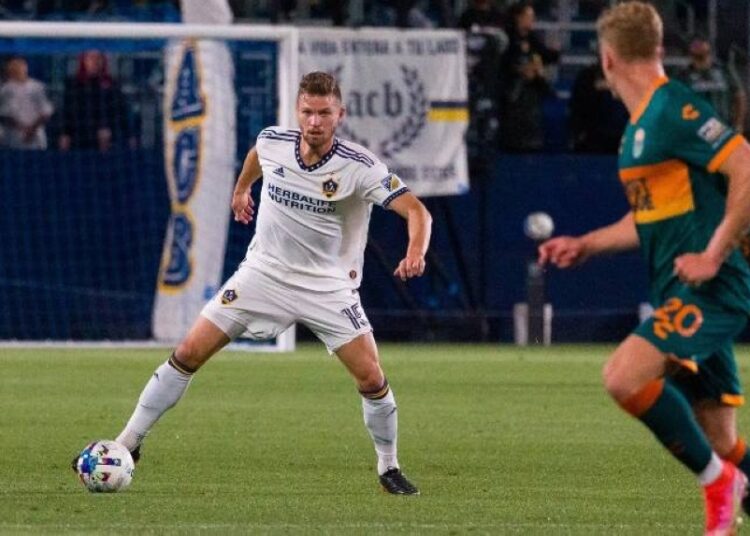 Eriq Zavaleta fue titular con el Galaxy, pero sufrió un baile de jugador rival
