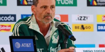 Técnico es despedido de selección de México y le gritan “cobarde” en un aeropuerto