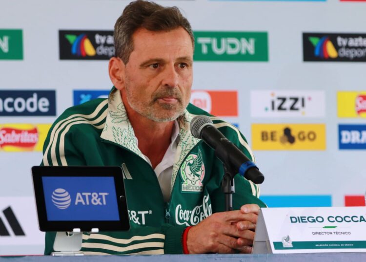 Técnico es despedido de selección de México y le gritan “cobarde” en un aeropuerto