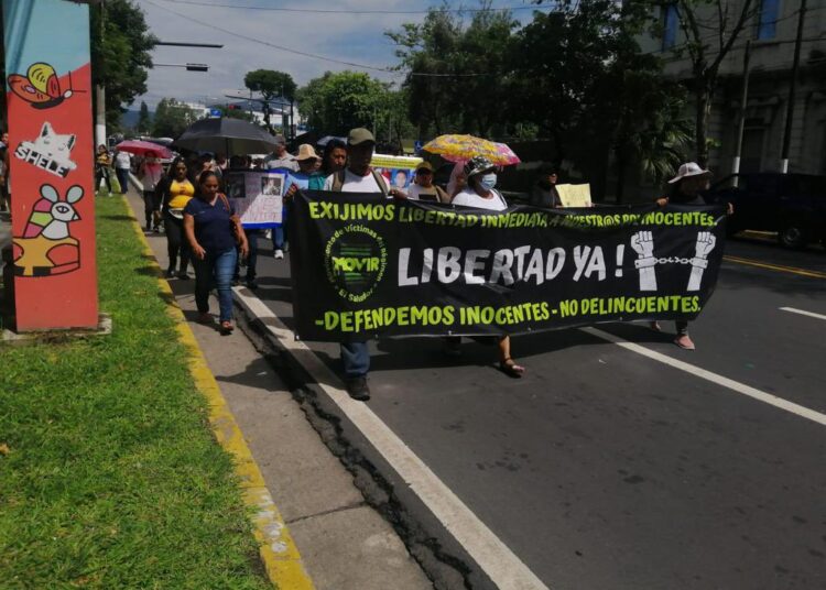 Familias de capturados del régimen exigen liberación tras 15 meses en detención