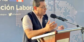 Ministro Rolando Castro despide el noveno contingente de salvadoreños que trabajara en Canadá
