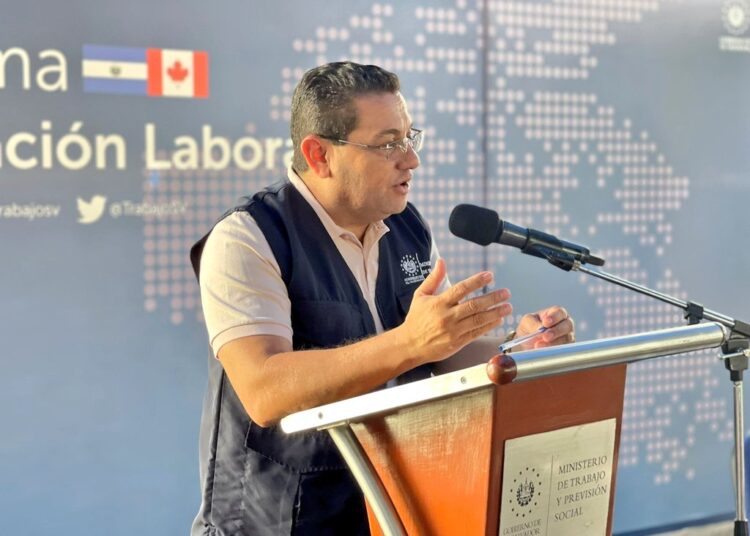 Ministro Rolando Castro despide el noveno contingente de salvadoreños que trabajara en Canadá