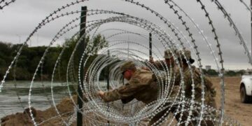 Soldados de Texas refuerzan las cercas de púas en la zona fronteriza EEUU-México