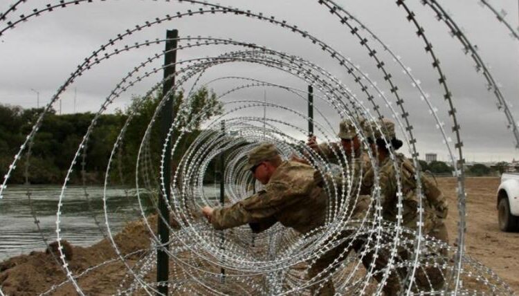 Soldados de Texas refuerzan las cercas de púas en la zona fronteriza EEUU-México