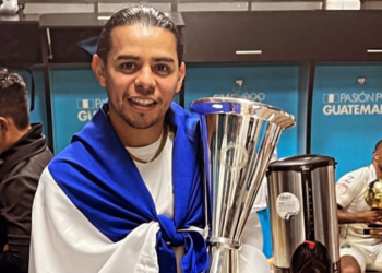 Alex Larín: “Mi esposa me pidió la camisa de David ‘Chino’ Silva cuando jugué contra España”